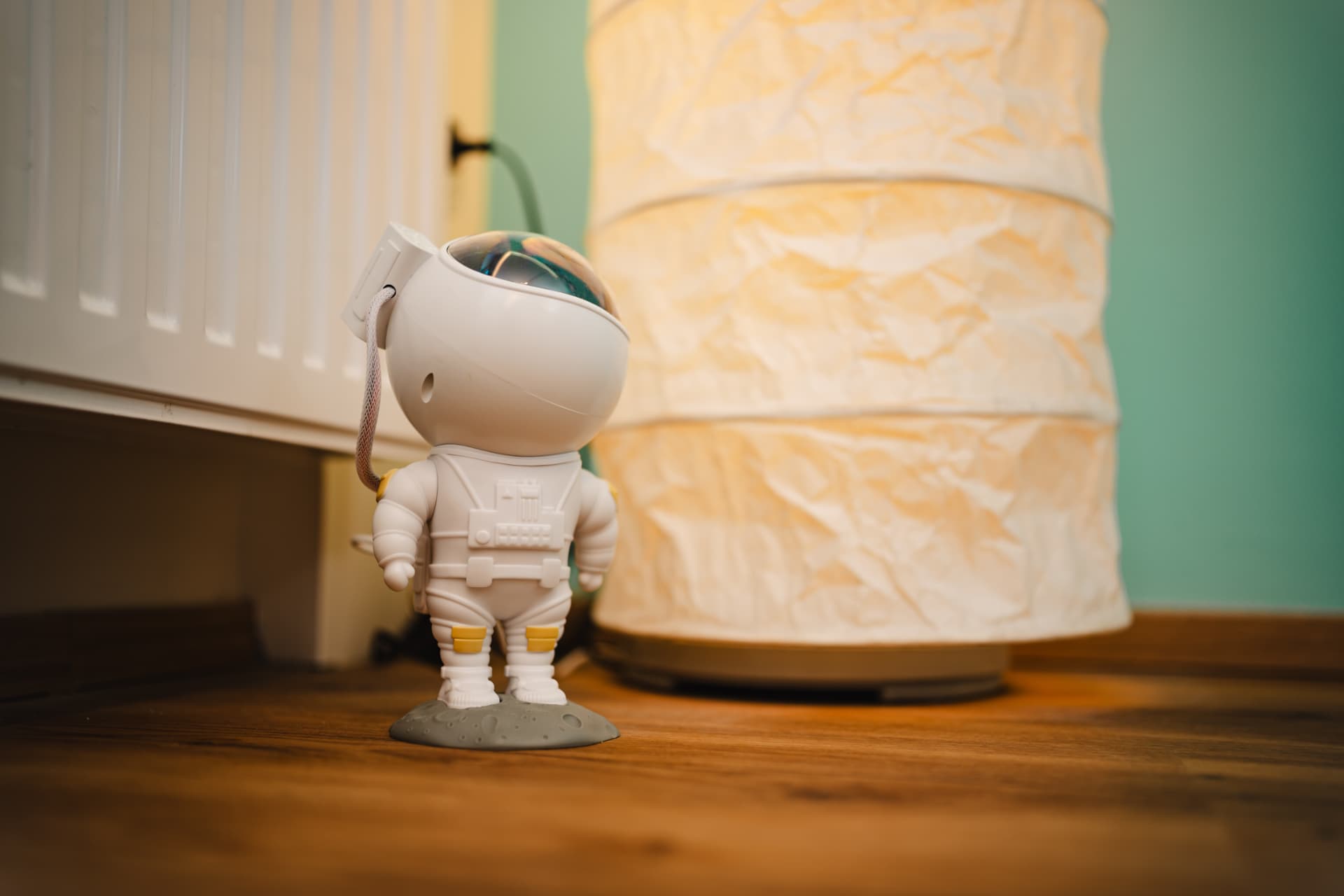 Astronauten-Lampe neben der Papierleuchte