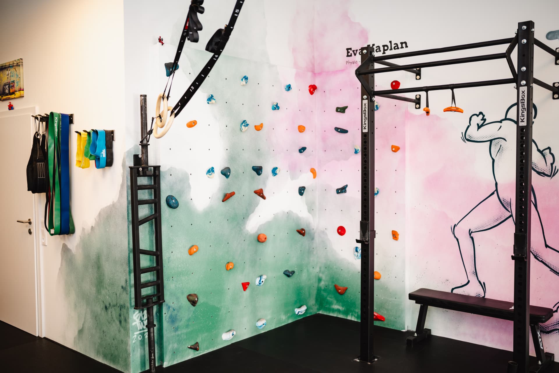 Kletterwand mit Rig und Therapiebändern
