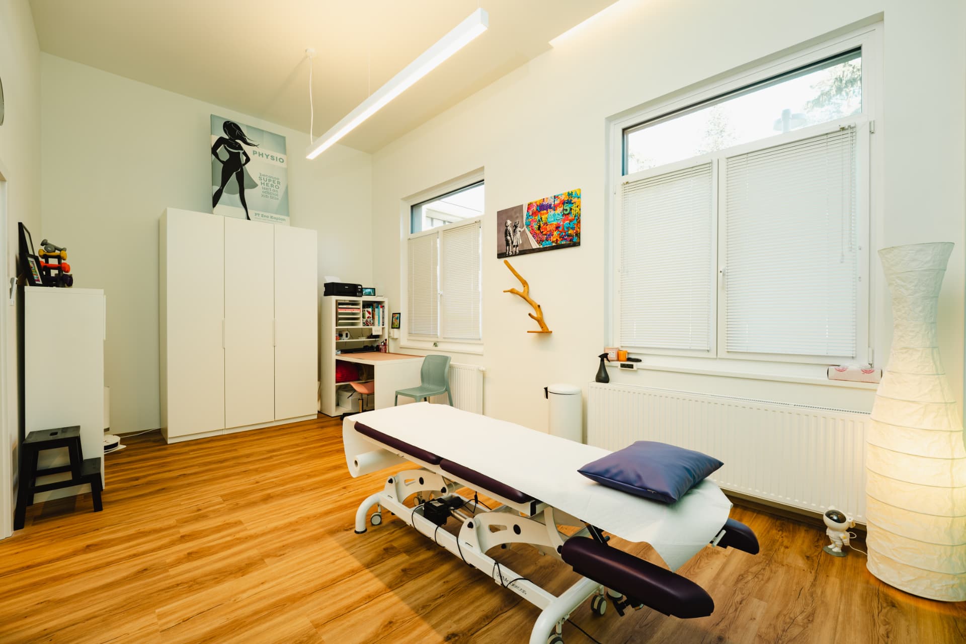 Heller Behandlungsraum mit Therapieliege