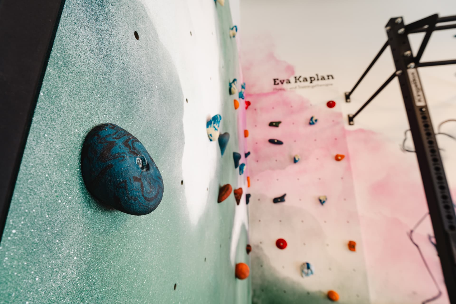 Griffe an der Kletterwand in Nahaufnahme