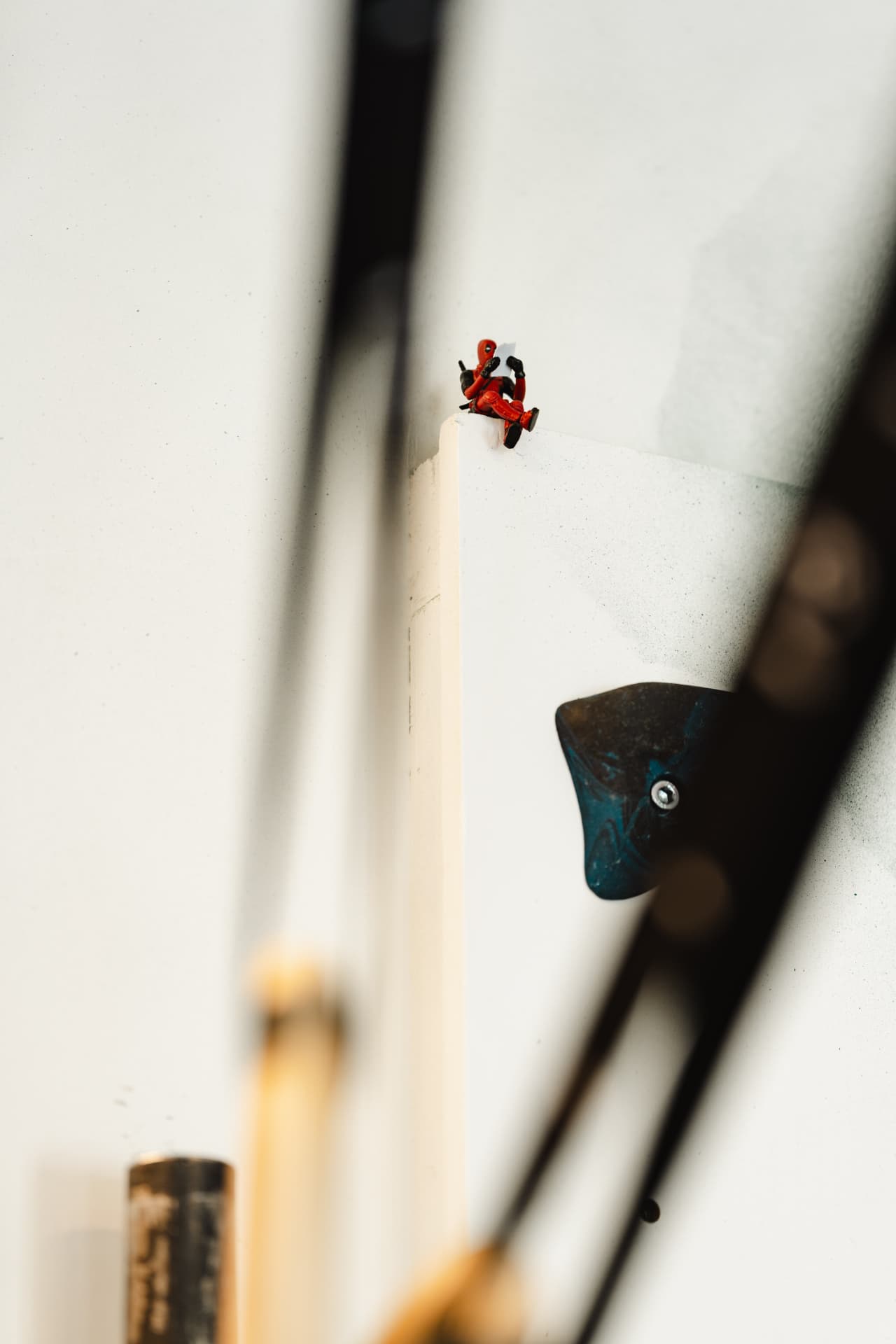 Deadpool-Figur sitzt oben auf der Kletterwand