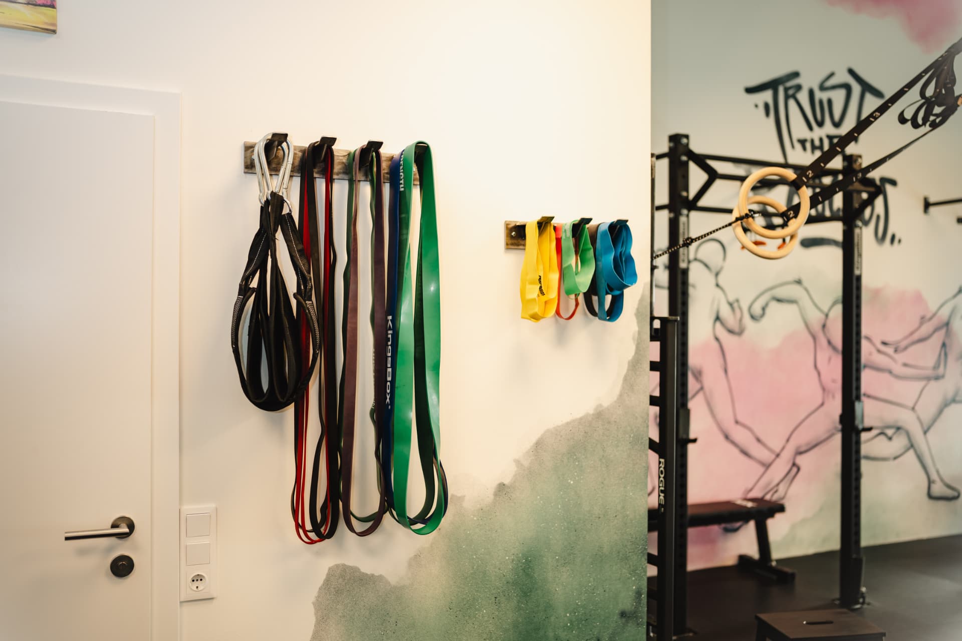 Widerstandsbänder an der Wand neben dem Rig