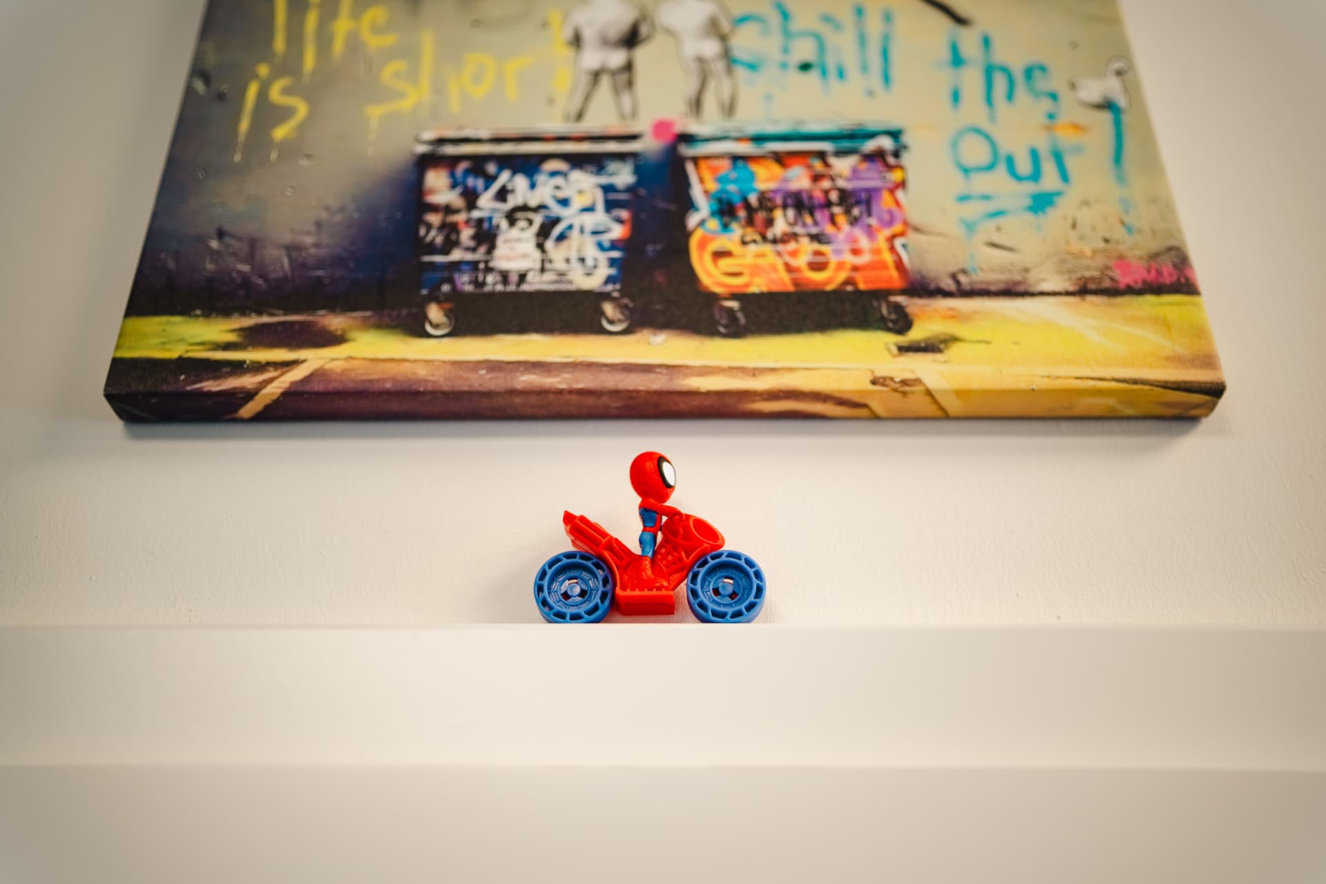 Spider-Man-Figur unter dem Bild „Life is short – chill the f out"