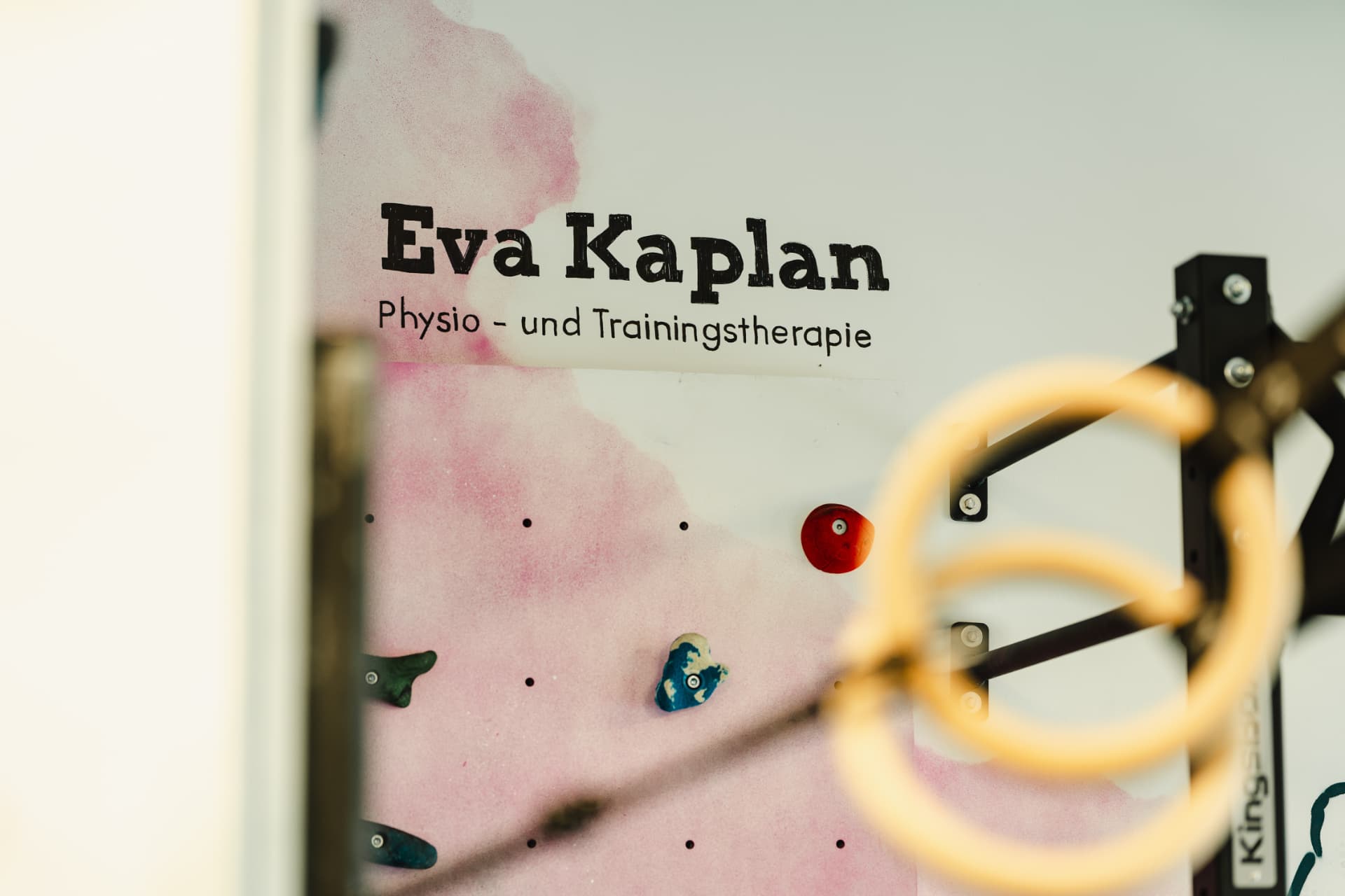 Schriftzug „Eva Kaplan – Physio- und Trainingstherapie" an der Wand