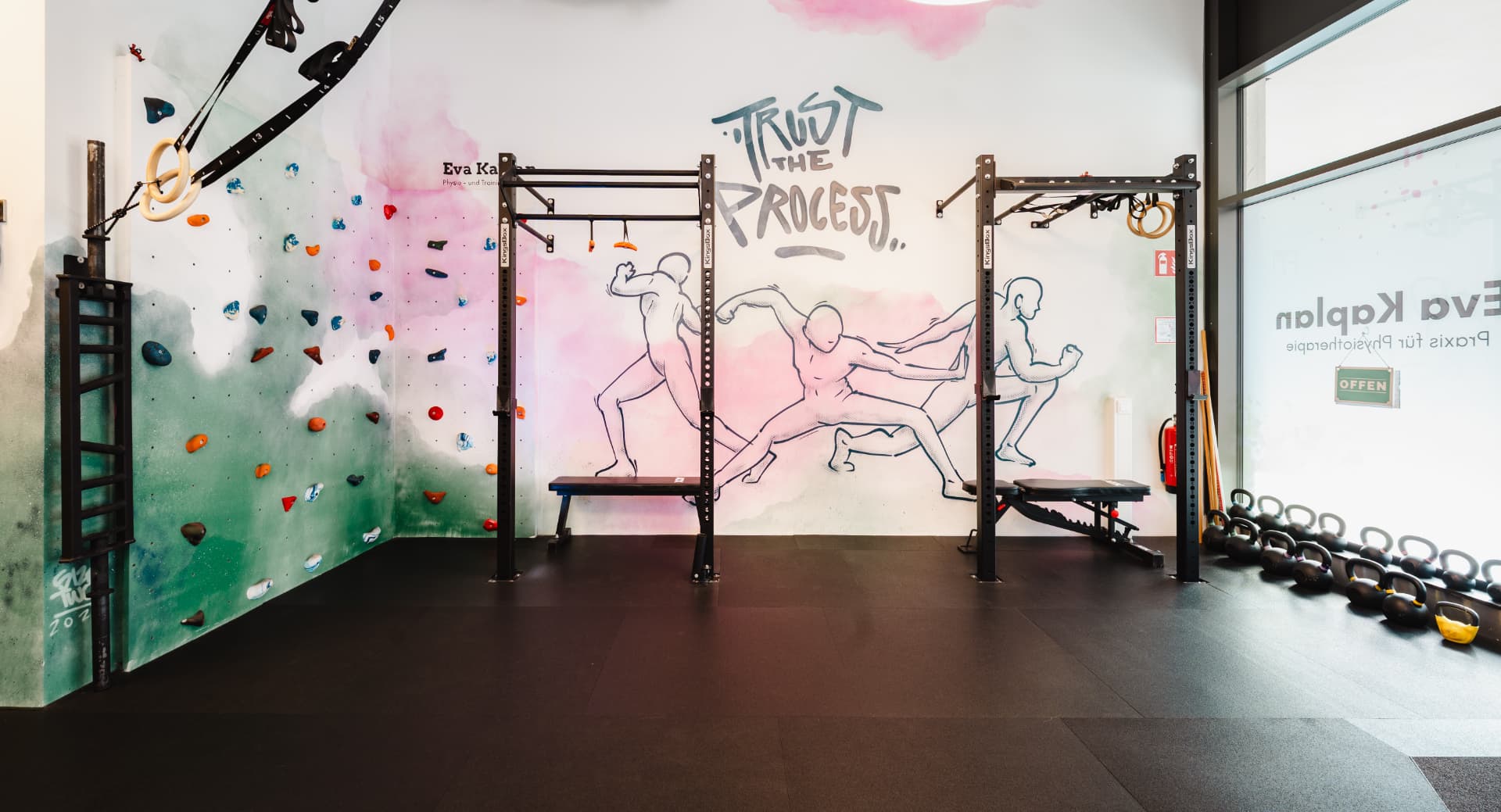 Rig-Bereich mit Graffiti „Trust the Process"