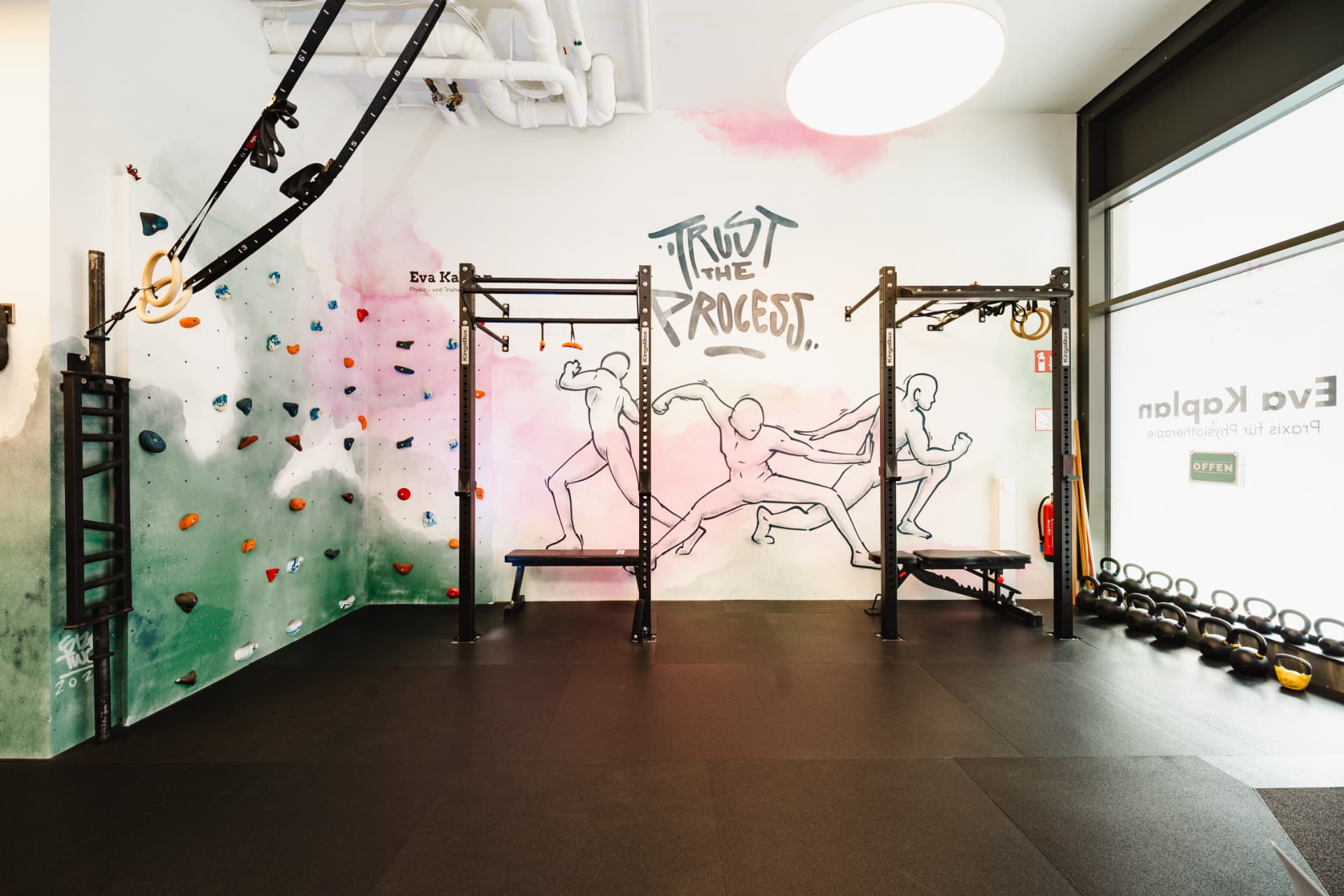 „Trust the Process"-Wand mit Rigs, Kletterwand und Kettlebells