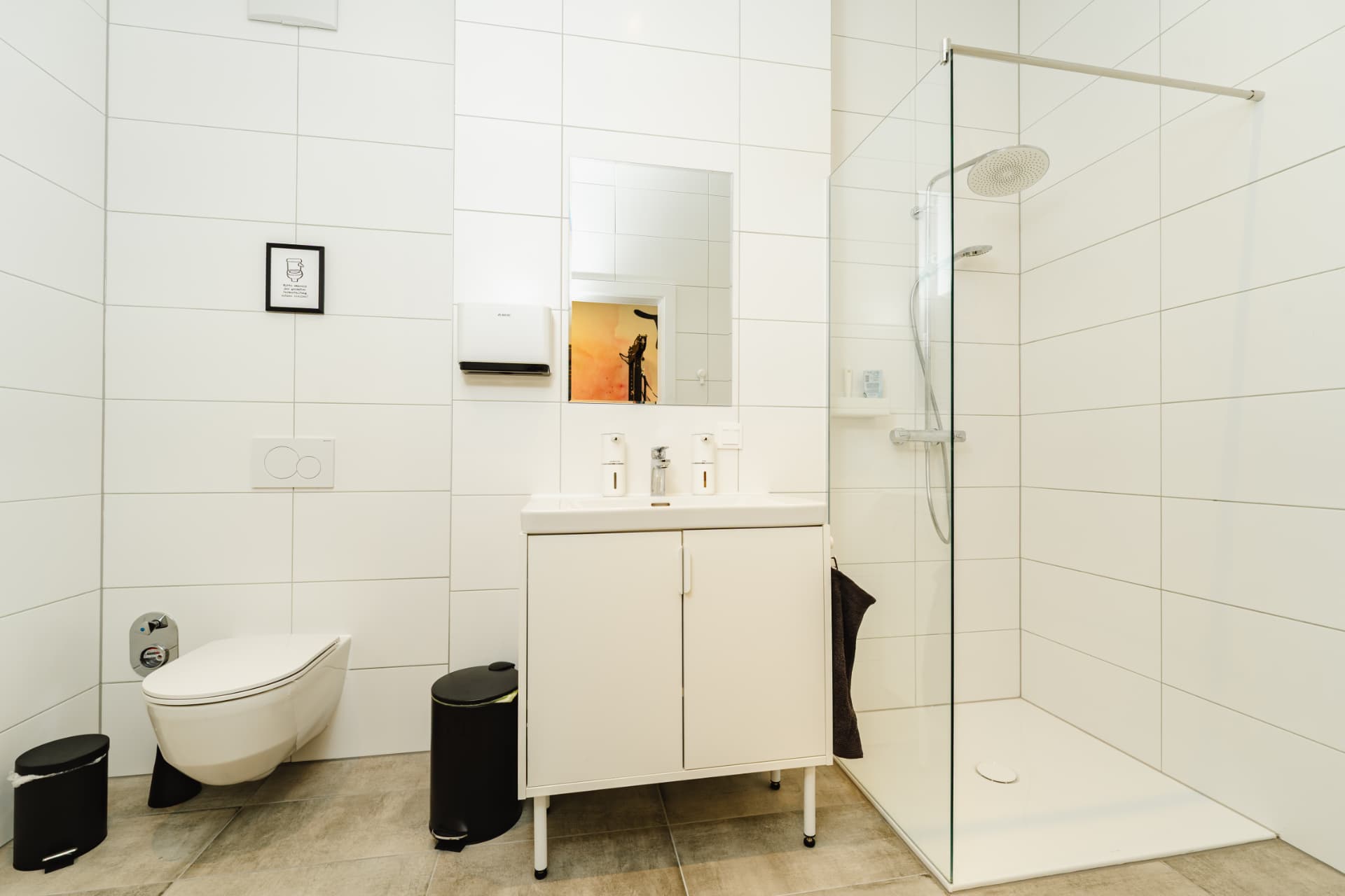 Bad mit Dusche für Patient:innen